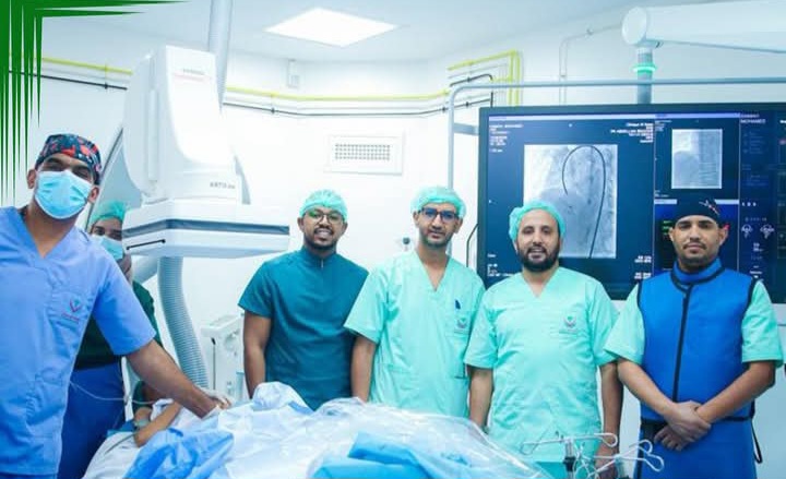 فريق الطبي بقيادة البروفسير عبد الله بيشار يحقق إنجازجديد في مجال طب القلب التداخلي